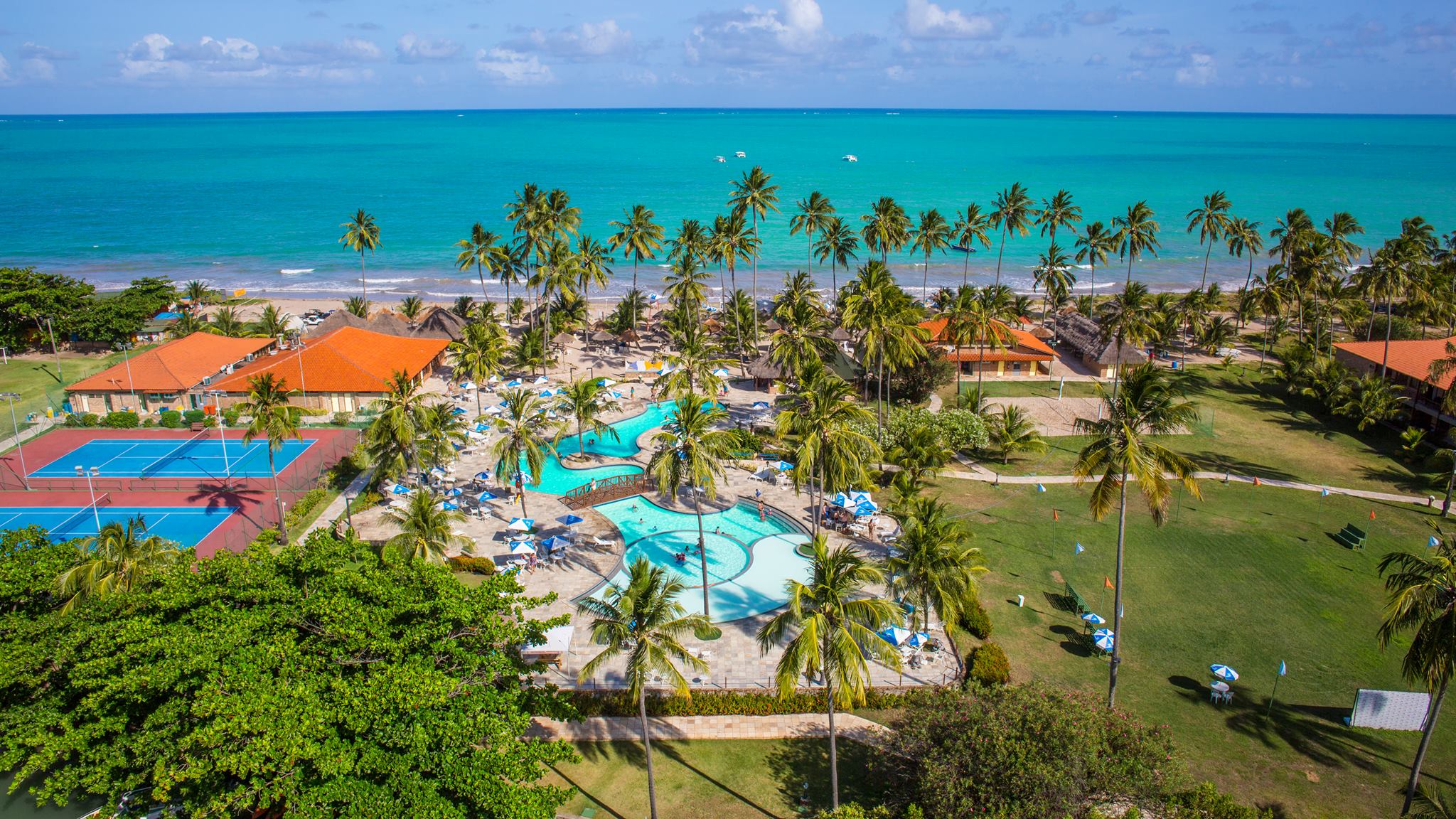 Vista aérea da piscina e do mar de um dos melhores resorts all inclusive do Brasil, o Salinas de Maragogi