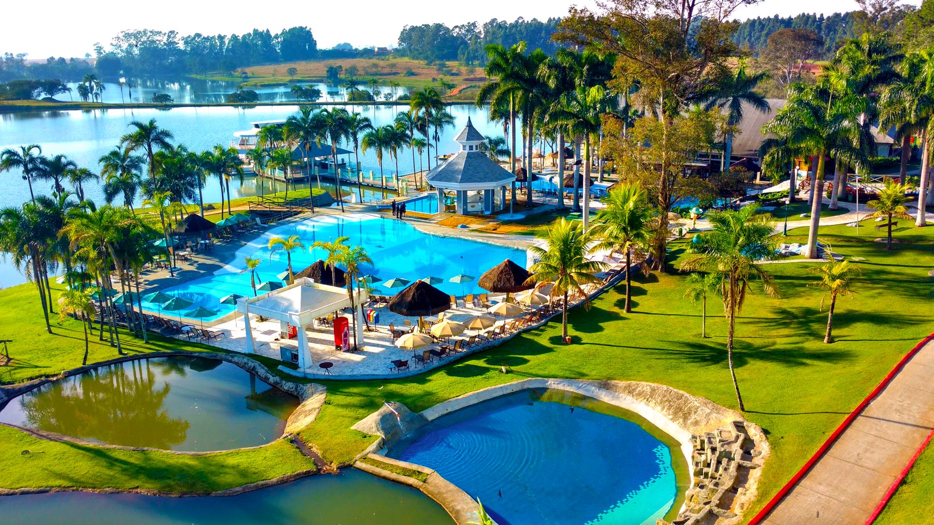 Vista aérea da piscina e do lago de um dos melhores resorts all inclusive do Brasil, o Mavsa Resort