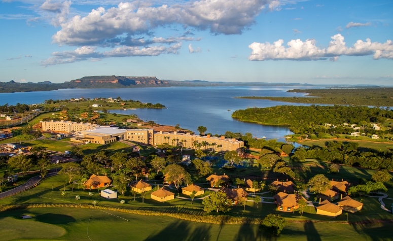 Vista aérea do grande lago com o resort Malai Manso