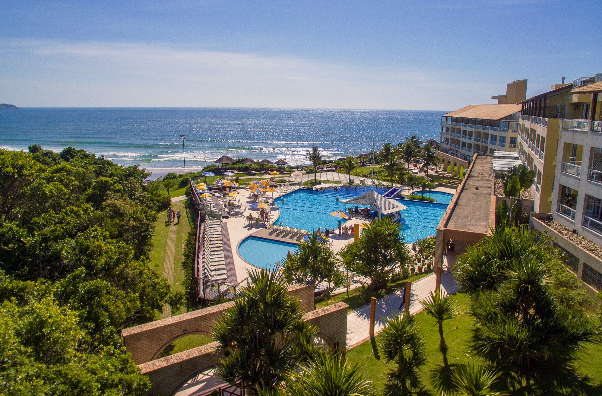 Vista aérea da piscina e do mar de um dos melhores resorts all inclusive do Brasil,