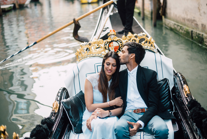 Casal em uma gôndola de Veneza, uma das cidades mais românticas para a lua de mel na Europa