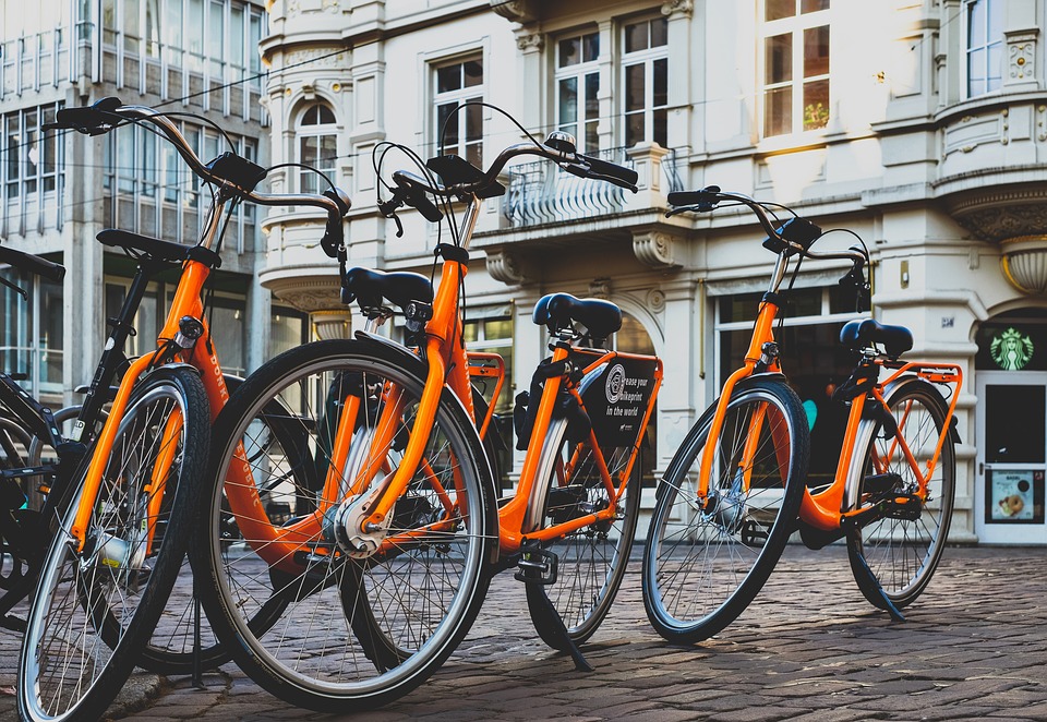 Bicicletas laranjas, transporte ideal para aproveitar o verão na Europa em julho