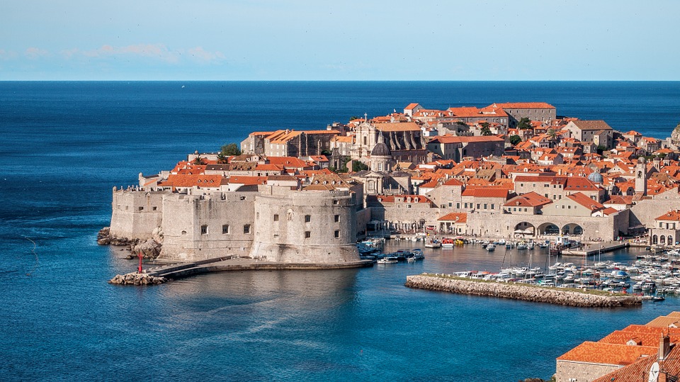 Vista da cidade entre mar e lago, na Croácia. Ótimo destino para o verão da Europa em julho