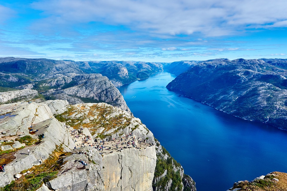 vista aérea do mar entre as montanhas na Noruega