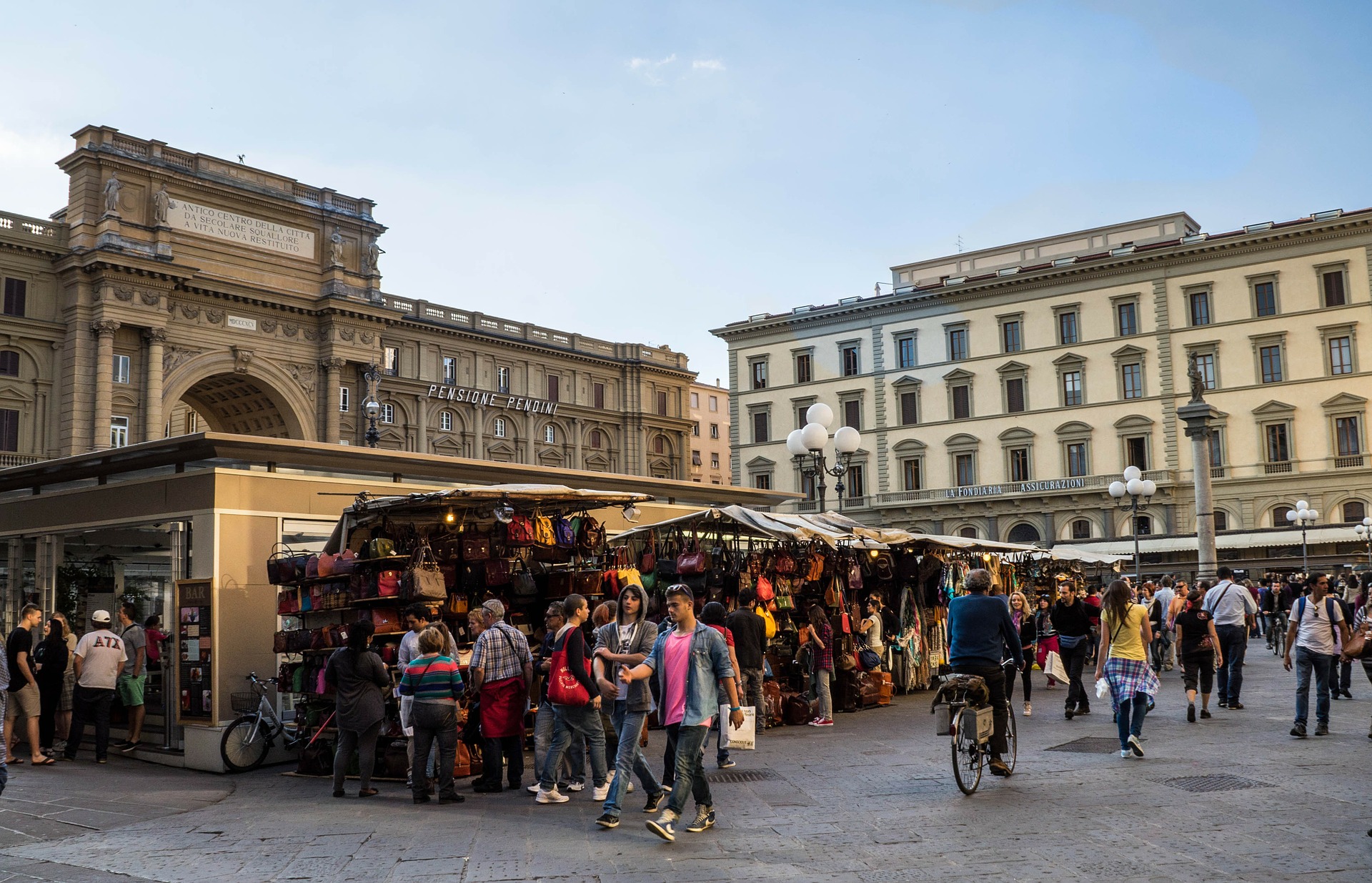 Mercado de florença e suas comidas típicas é um dos roteiros perfeitos para viagens em grupo