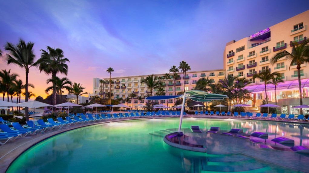 Vista noturna de uma piscina de um dos melhores resorts all inclusive do Brasil