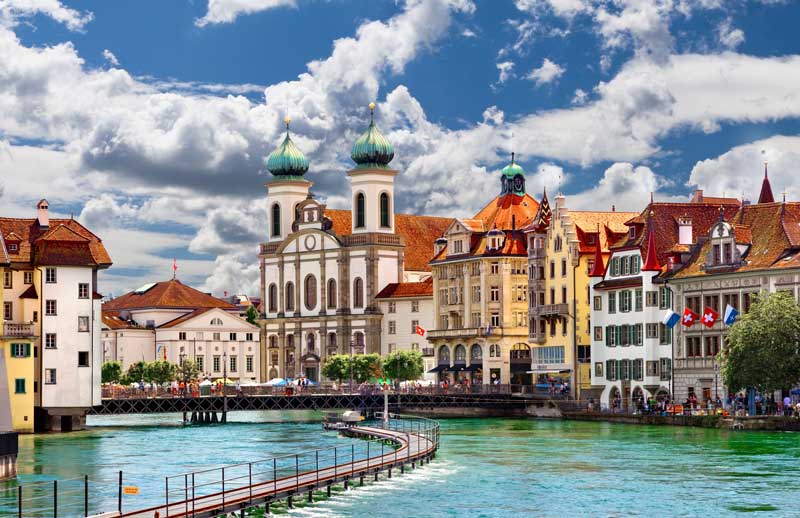 Paisagem de construções e rio conhecido em Lucerna, ótimo destino para uma Lua de Mel na Europa