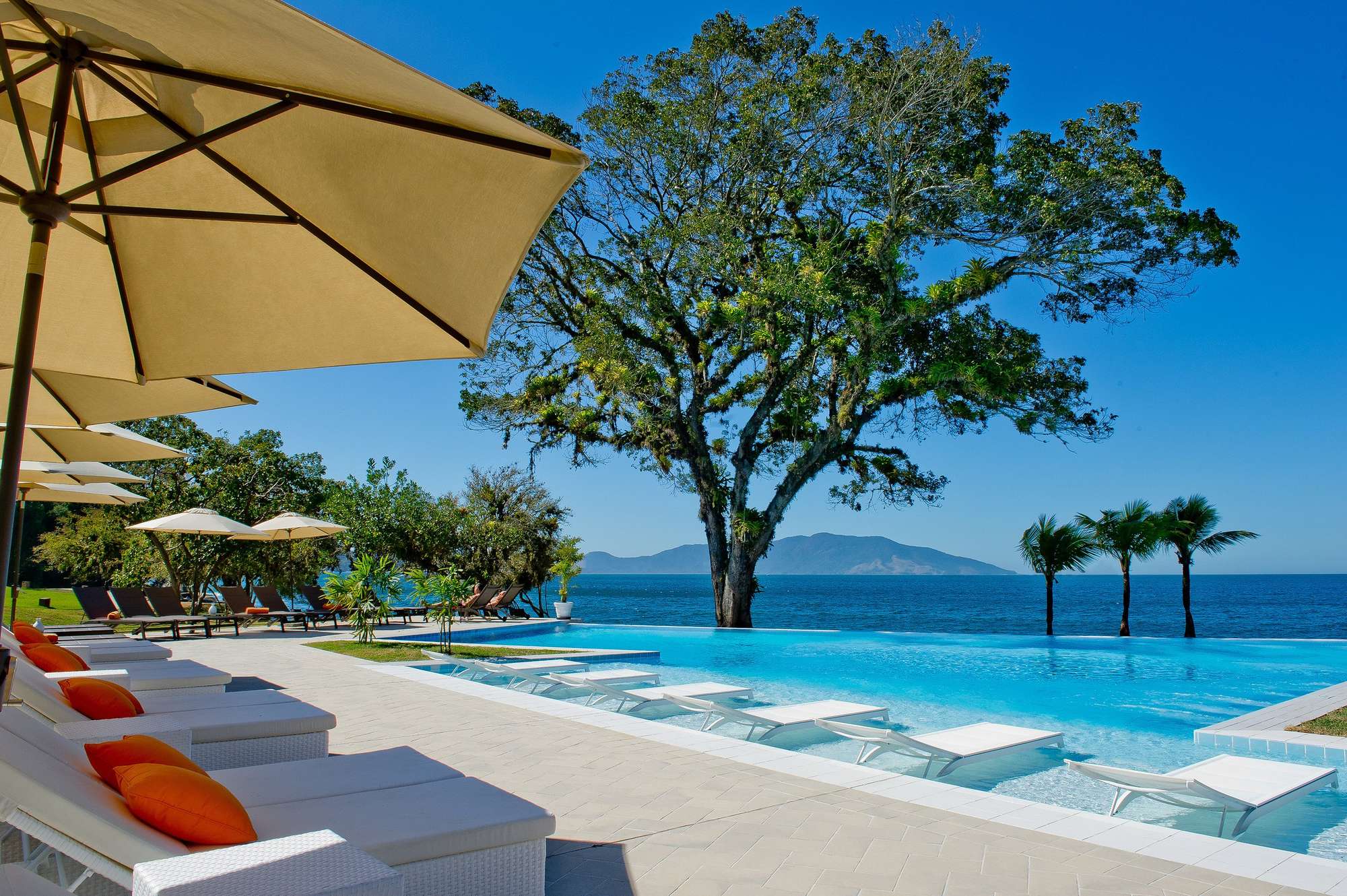 Piscina com borda infinita e mar ao fundo, essa é a vista de um dos melhores resorts all inclusive do Brasil, o Club Med Rio das Pedras