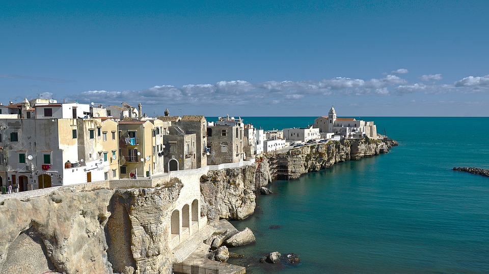 Cidade de Puglia, na itália. Cidade banhada pelo mar