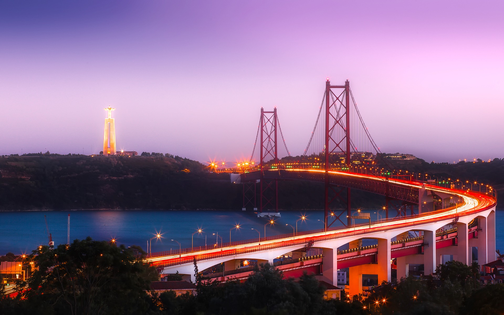 Ponte turística na cidade de Lisboa, uma das ótimas cidades para viagens em grupo