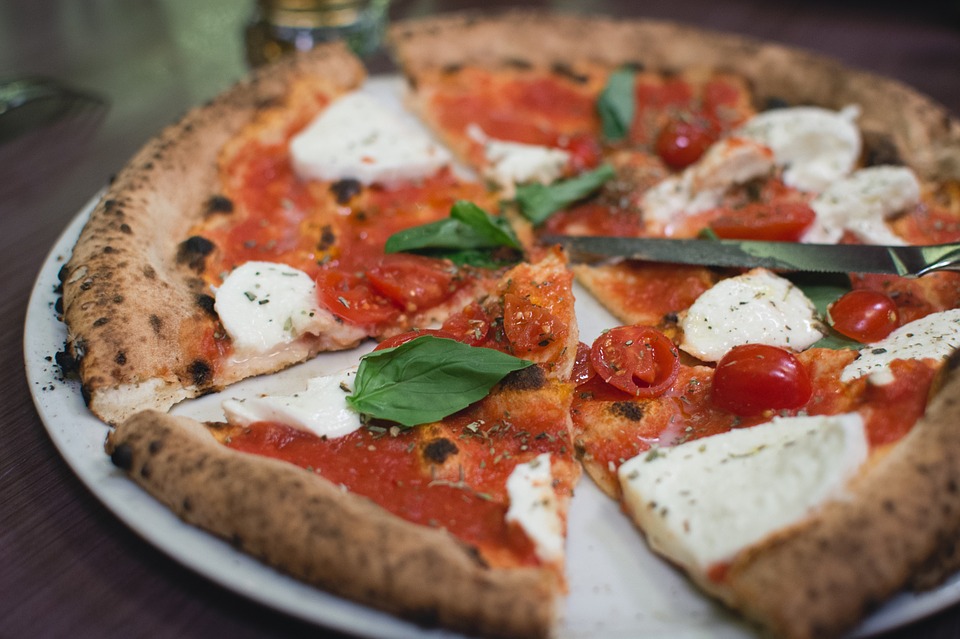 Pizza italiana com molho de tomate e queijo