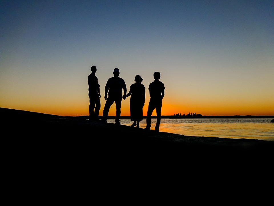 pessoas em um por do sol em uma viagem de pacote europa para brasileiros