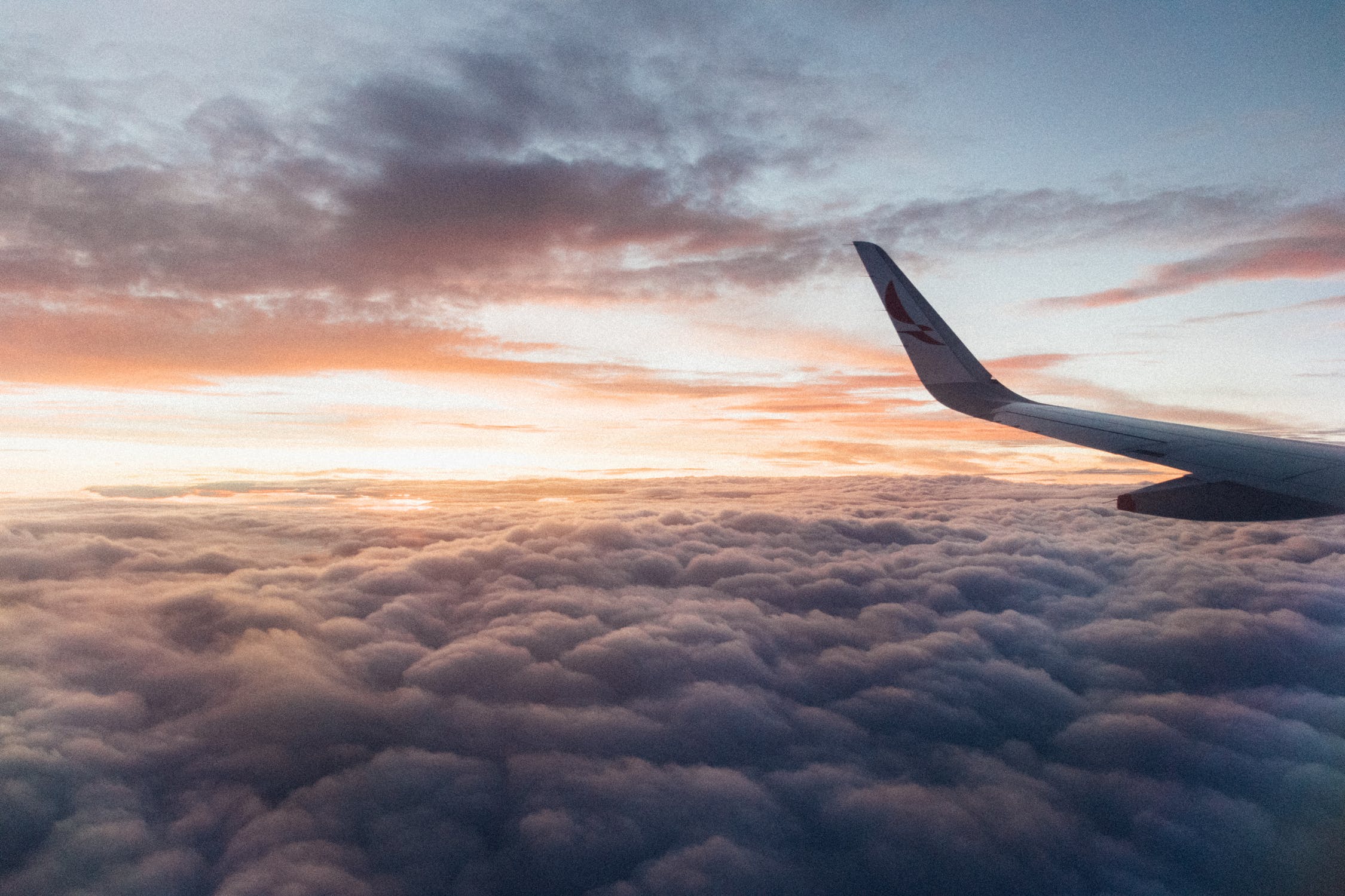 Avião entre nuvens