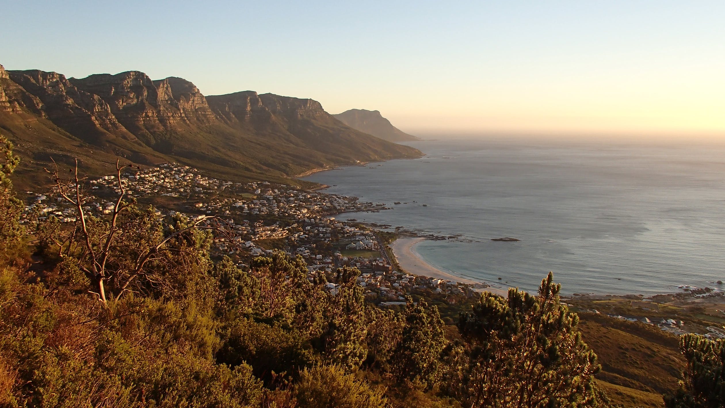 vista do litoral com montanhas de uma viagem para África do sul