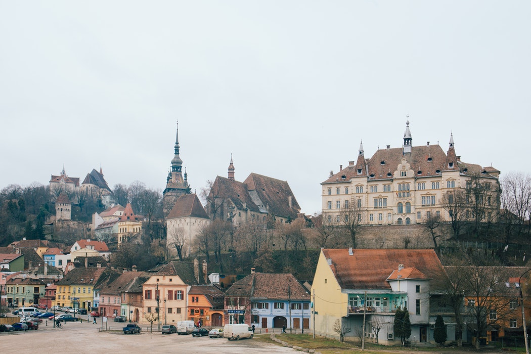 cidade medieval, com casas e torres, essas cidades podem ser encontradas em uma excursão para Europa