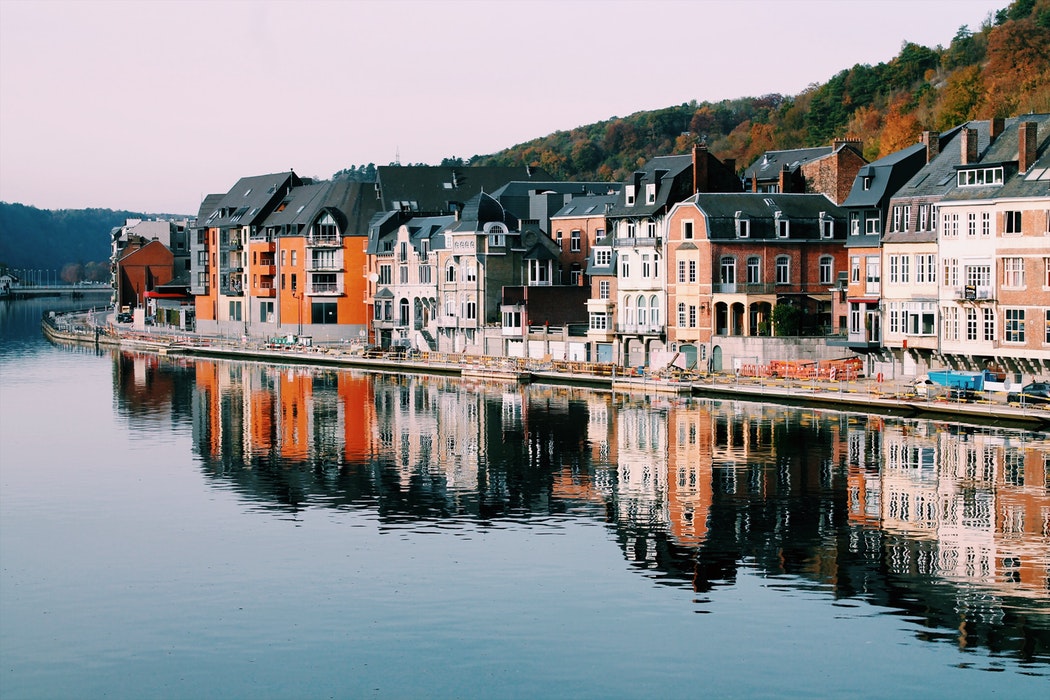 vista da cidade entre um lago em uma excursão para europa