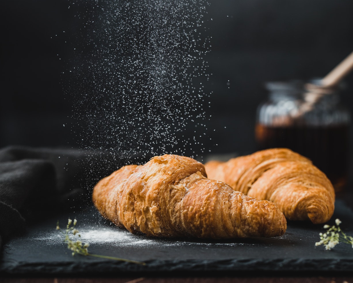 Croissant salpicado com açúcar, pão típico da França ideal para degustar ao realizar uma excursão para Europa