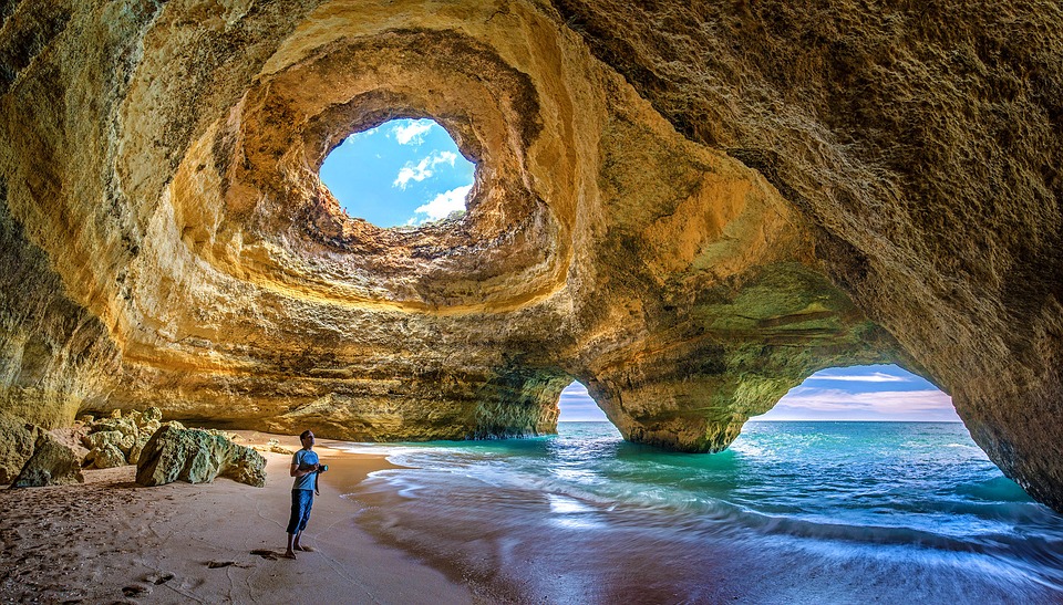 gruta no mar em Algarve