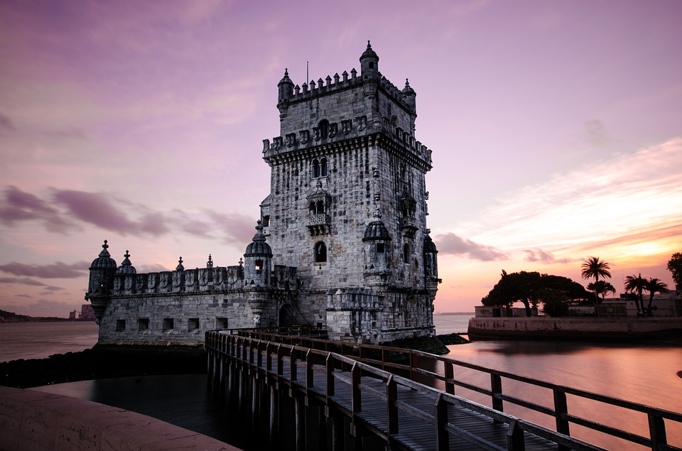 Torre de Belém com um pôr do sol ao fundo