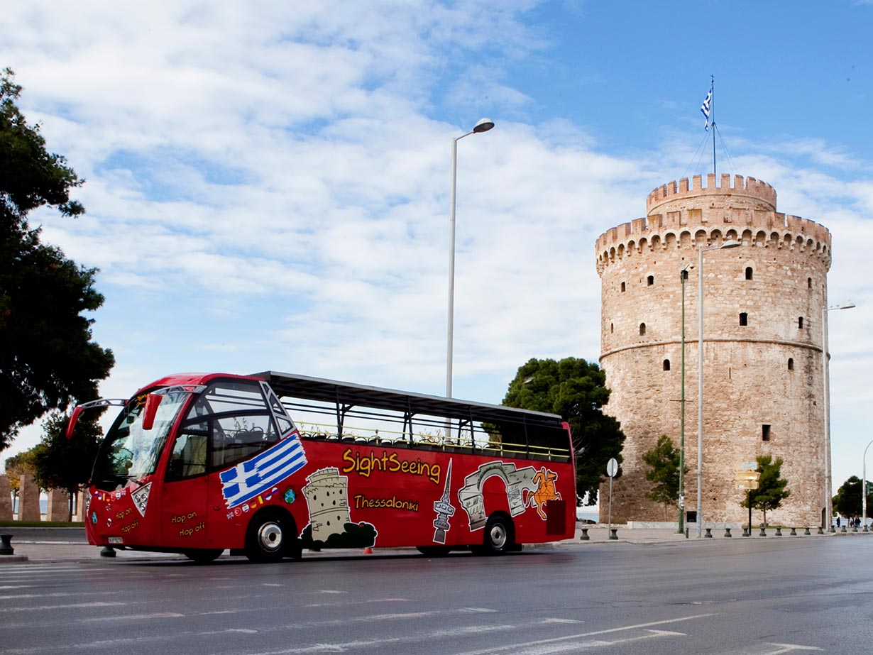 Ônibus de viagem vermelho para turistas, ideal para viagens em grupo